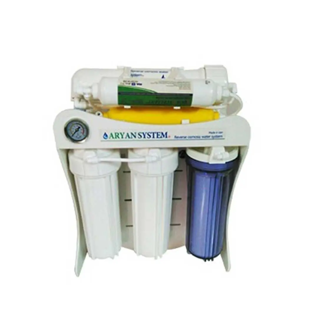 زاویه مایل دستگاه تصفیه آب خانگی آرین سیستم با فیلترها و بدنه سفید