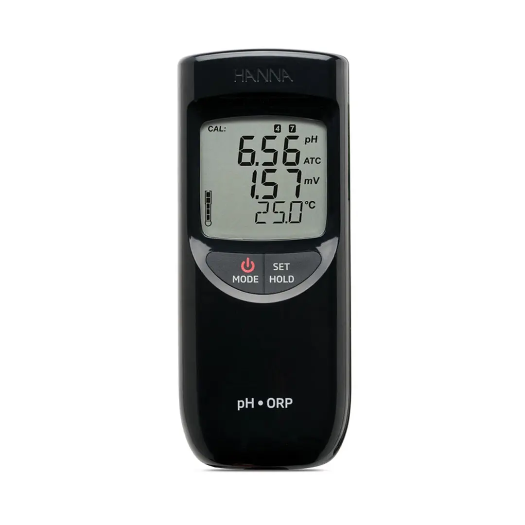 نمای ایستاده Ph متر ضد آب پرتابل هانا (HANNA) مدل HI991003 مشکی با دکمه های فیزیکی