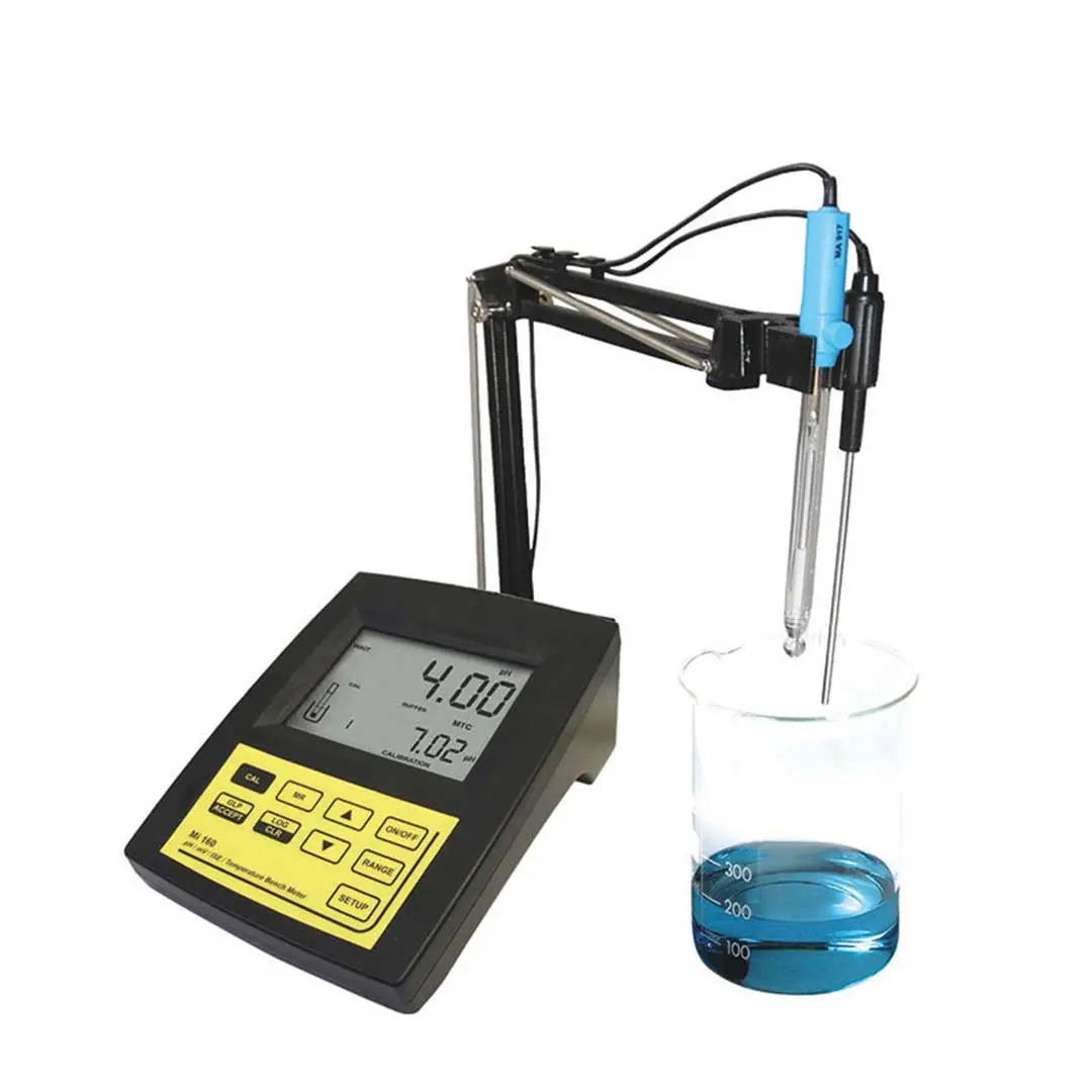 مولتی متر رومیزی میلواکی (Milwaukee) مدل Mi160 با بشر حاوی محلول آبی رنگ