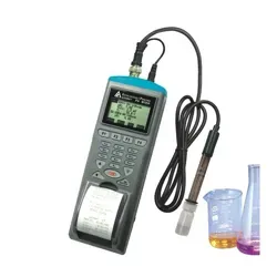 نمای ایزومتریک PH متر پرتابل AZ مدل 9861 به همراه دو بشر حاوی محلول های رنگی