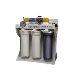 نمای جانبی دستگاه تصفیه آب خانگی AQUA PLUS با فیلترها و اتصالات مشخص