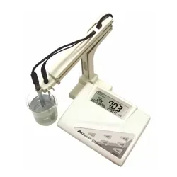 PH متر رومیزی AZ مدل 86501 با یک بشر حاوی محلول شفاف